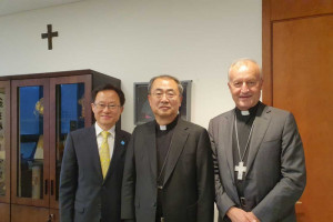s škofom Sonom odgovornim za Katoliško Univerzo v Seulu ter profesor in prijatelj HYUNGHA LEE