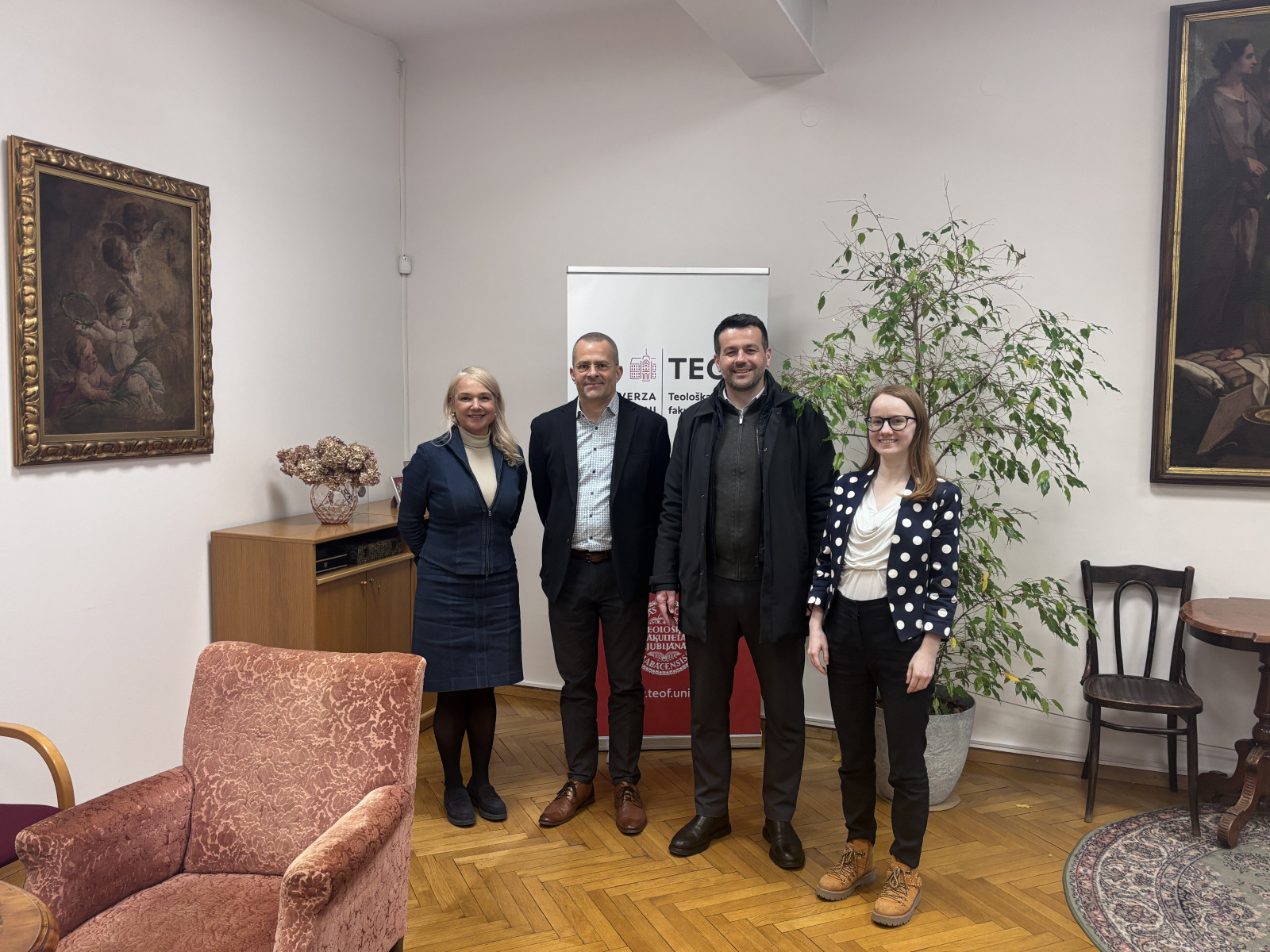 Ante Jukić (drugi z desne) v dekanovi pisarni.